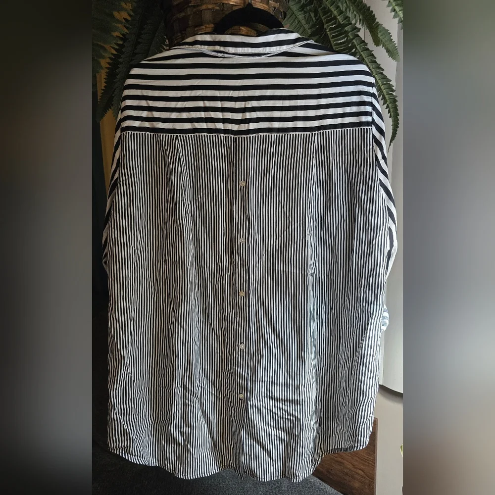 Jane + Delancey black and white striped button down blouse. Size XL. - Picture 3 of 8